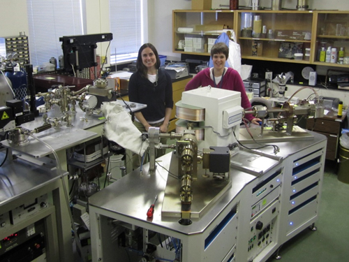Figure 1 : La chercheuse Dawn Kellett et la géochronologue Nancy Joyce avec l’un des spectromètres de masse servant aux analyses géochronologiques de la Commission géologique du Canada.