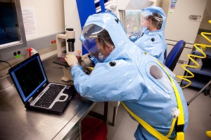 Deux membres du personnel du LNM travaillant dans un laboratoire de niveau de confinement 4