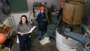 Sous pression : le groupe d’ingénierie de Recherche et développement pour la défense Canada (RDDC) met à l’épreuve son équipement de simulation des conditions des grands fonds marins