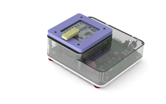 Un petit objet de forme carrée recouvert de plastique transparent qui expose les composants électriques.