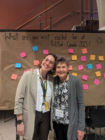 La Dr Coatsworth avec sa mère au symposium de TickNet Canada.