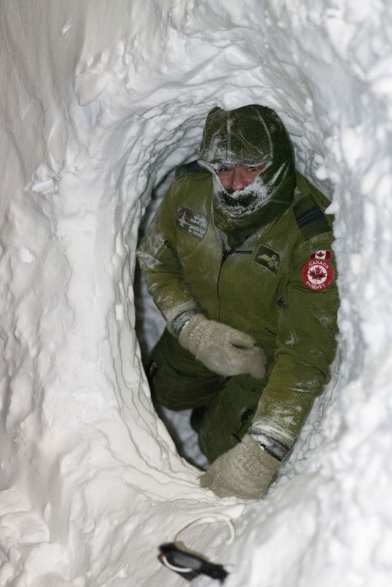 Un pilote est à l’intérieur d’un abri contre la neige.