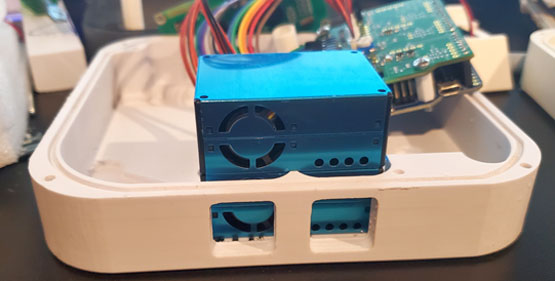 Composantes intérieures d’un capteur montrant les éléments détecteurs qui mesurent la température et l’humidité relative.