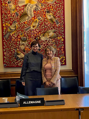 Mme Nemer (à droite) avec la ministre allemande de l’Éducation et de la Recherche, Bettina Stark-Watzinger