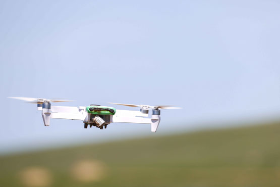 Drone de type quadricoptère portant des traces de brûlure en vol