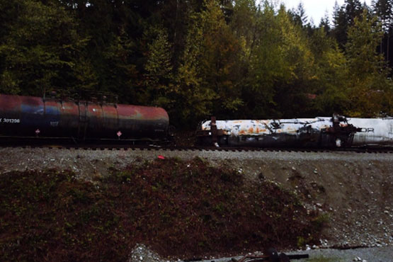 Deux wagons de train ayant déraillé dans un environnement extérieur virtuel.