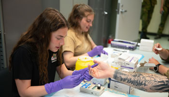 Un test de dépistage effectué sur le bout du doigt améliore la sécurité lors d’un exercice d’entraînement de l’OTAN
