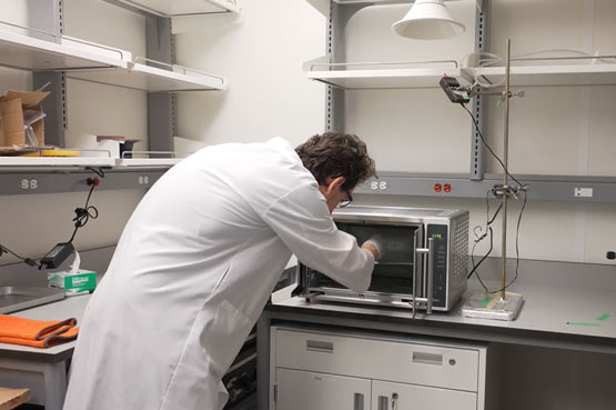 Figure 2 : Adam Wawrzynczak, chimiste de laboratoire, effectue des essais sur des plats de cuisson en silicone.