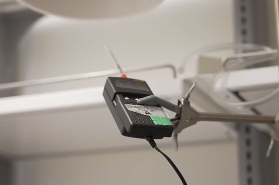 Figure 3 : Un dispositif de surveillance de la qualité de l’air enregistre des données dans les laboratoires de Santé Canada