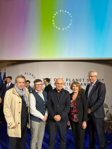 De gauche à droite : Inconnu; professeure Jackie Dawson, titulaire de la Chaire de recherche du Canada sur l’environnement, la société et les politiques; Olivier Poivre d’Arvor, ambassadeur pour les pôles et les enjeux maritimes; Mona Nemer, conseillère scientifique en chef du Canada; David Hik, vice-président et scientifique en chef, Recherche, Savoir polaire Canada.