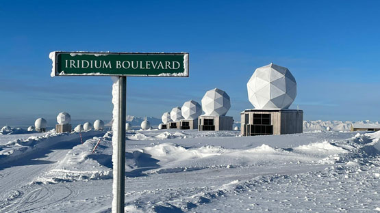 La station du Svalbard de Kongsberg, située stratégiquement dans la région de l’Arctique, joue un rôle essentiel dans les communications par satellite en raison de sa position dans les hautes latitudes.