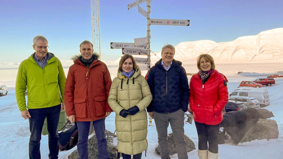 La délégation a visité la station de recherche de Ny-Ålesund dans le Svalbard. De gauche à droite : David Hik, vice-président et scientifique en chef, Recherche, Savoir polaire Canada; Dimitri Kusnezov, secrétaire adjoint pour la science et la technologie du Département de la sécurité intérieure des États-Unis; Camilla Brekke, directrice de l’Institut polaire norvégien; Ivar B. Prestbakmo, secrétaire d’État du ministre norvégien de la Recherche et de l’Enseignement supérieur, et Mona Nemer, conseillère scientifique en chef du Canada.