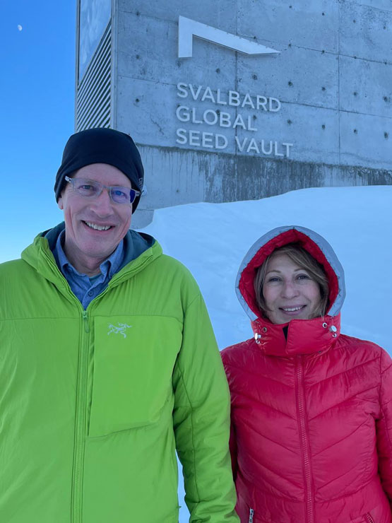 La Réserve mondiale de semences du Svalbard est une banque de semences sécurisée située dans l’archipel norvégien de Svalbard, dans l’océan Arctique, à environ 1 300 kilomètres du pôle Nord. Son but premier est de stocker les semences de diverses espèces végétales du monde entier afin de se prémunir contre les catastrophes mondiales qui pourraient menacer la sécurité alimentaire. Il est possible d’y stocker jusqu’à 4,5 millions d’échantillons de semences provenant de plus de 200 pays et régions, ce qui représente une grande diversité de cultures.