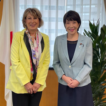 Mme Nemer en compagnie de la ministre d’État de la Politique scientifique et technologique, Takaichi Sanae.