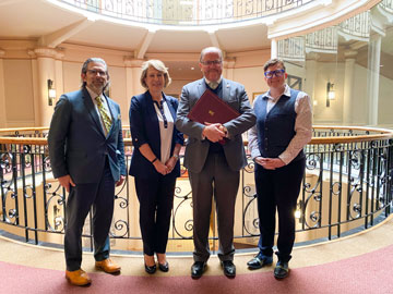 Le 8 juin 2023, Mme Mona Nemer a accueilli le ministre britannique des Sciences, de la Recherche et de l’Innovation, M. George Freeman, ainsi que la professeure Jackie Dawson, titulaire de la Chaire de recherche du Canada sur l’environnement, la société et les politiques, pour discuter des possibilités de recherche bilatérales.