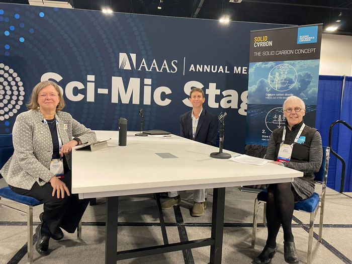 À la réunion de l’AAAS, Geneviève Tanguay, vice-conseillère scientifique en chef, a animé une table ronde sur les solutions climatiques fondées sur les océans, organisée par Ocean Networks Canada (ONC). La discussion a porté sur l’élimination du dioxyde de carbone marin au moyen de méthodes qui améliorent les processus naturels de l’océan pour réduire le carbone dans l’atmosphère et le stocker en toute sécurité dans l’océan. ONC exploite des observatoires océaniques de calibre mondial dans le Pacifique, l’Atlantique, l’Arctique et l’Antarctique (en anglais seulement), et recueille des données qui accélèrent les découvertes scientifiques et rendent possibles des solutions qui soutiennent la durabilité de la planète.