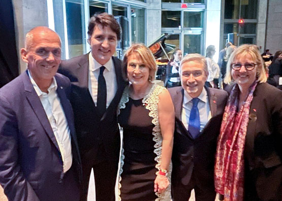 De gauche à droite : Antoine Petit, président-directeur général du Centre national de la recherche scientifique; le très honorable Justin Trudeau, premier ministre du Canada; Mona Nemer, conseillère scientifique en chef du Canada; l’honorable François-Philippe Champagne, ministre de l’Innovation, des Sciences et de l’Industrie; et Sylvie Retailleau, ministre de l’Enseignement supérieur et de la Recherche de France.