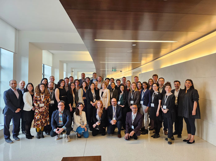 Les 2 et 3 mai 2023, 43 scientifiques ont participé à l’initiative La science rencontre le Parlement. Dans son allocution, Mme Mona Nemer a souligné le rôle essentiel de la science dans l’édification d’une société saine, sécuritaire et durable, tout en préparant les innovateurs, les décideurs et les citoyens de demain : « Au cours des prochaines années, la science et la recherche seront plus nécessaires que jamais afin que nous puissions bâtir une société saine, sécuritaire et durable tout en offrant de la formation de qualité aux talentueux travailleurs, innovateurs, entrepreneurs, responsables des politiques et citoyens engagés de demain. Ensemble, nous pouvons bâtir une société qui met en valeur la science et favorise son utilisation pour faire du Canada un pays plus équitable et prospère. »