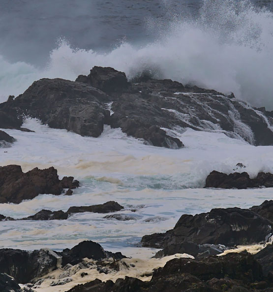 Des vagues s’abattent sur un rivage rocheux