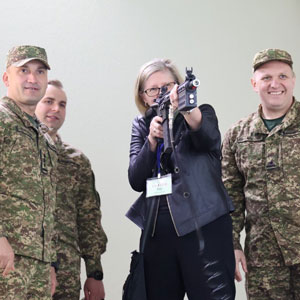 Une demi-année en Ukraine : une scientifique de la Défense a travaillé étroitement avec des militaires et des bénévoles ukrainiens à l’innovation sur la ligne de front