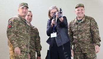 Une demi-année en Ukraine : une scientifique de la Défense a travaillé étroitement avec des militaires et des bénévoles ukrainiens à l’innovation sur la ligne de front