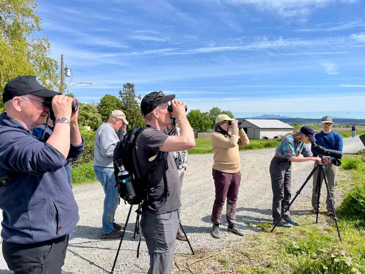 Évaluation sur place : Les membres de l’organisme scientifique indépendant, présidé par Mme Mona Nemer, observent des oiseaux migrateurs lors d’une visite sur le site du projet Terminal 2 de Roberts Bank à Delta, en Colombie-Britannique.