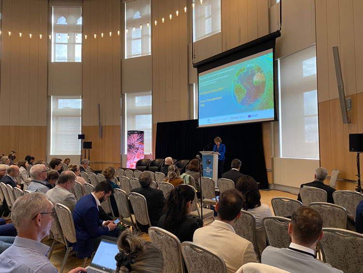 Extrait de l’allocution lors du forum : « Lorsque nos gouvernements disposent des mêmes données et des mêmes informations, il est beaucoup plus facile d’arriver à des conclusions communes », a déclaré Mme Mona Nemer lors du forum. « En ce sens, la science peut faire ce qui semble impossible. Elle peut relier les deux côtés de l’océan. »