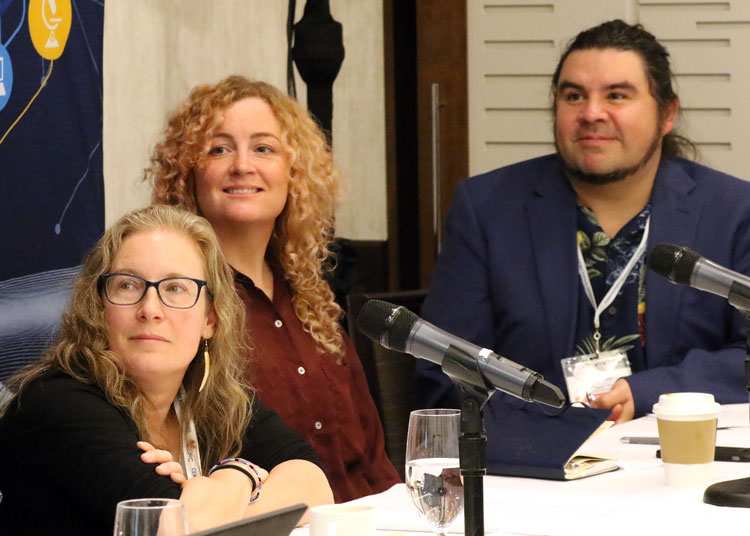 Nutrition Nord Canada : Lors de la conférence annuelle du CPSC en novembre, le chercheur en résidence du BCSC, M. Kyle Bobiwash (à droite), professeur adjoint à l’Université du Manitoba et membre de la Première nation de Mississauga, a animé un panel intitulé Durabilité alimentaire dans le Nord face aux changements climatiques : Identifier les défis et rechercher des solutions, des politiques et des pratiques innovantes.