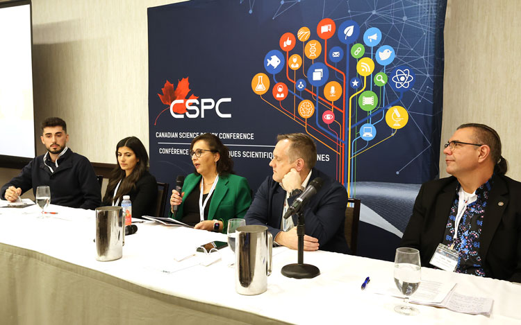 La science au service des entreprises en démarrage : Kevin Kasa, membre du Conseil jeunesse, anime la table ronde de la conférence du CPSC qui porte sur les moyens de soutenir les entreprises canadiennes à fort potentiel, notamment celles qui utilisent des technologies transformatrices pour favoriser leur croissance et l’expansion de leurs activités au Canada.