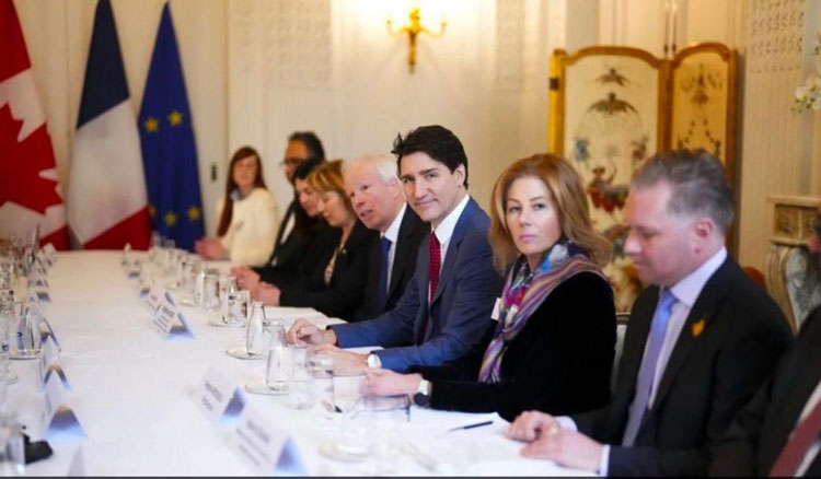 Sommet sur l’IA : Le 9 février, l’ambassade du Canada en France a animé une discussion multisectorielle sur l’IA. Parmi les participants figuraient le premier ministre Justin Trudeau (au centre), (et à sa droite) l’ambassadeur Stéphane Dion et Mona Nemer.