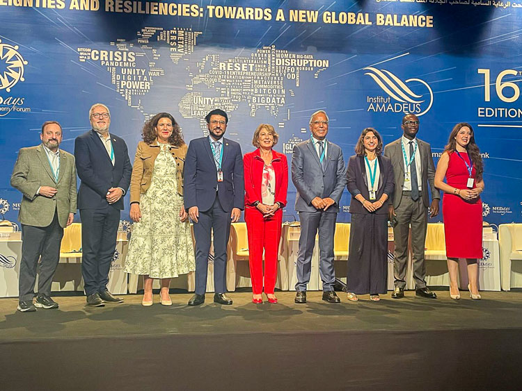 Discussion sur la technologie à Tanger : Lors d’une table ronde MEDays sur l’avenir de l’IA, Mona Nemer (au centre) a souligné la nécessité d’établir des normes et des standards internationaux visant l’utilisation éthique de l’IA.