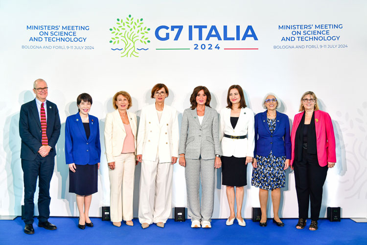 Collaboration scientifique du G7 : Mona Nemer (troisième à partir de la gauche) rencontre les ministres des Sciences du G7. La question de la sécurité et de l’intégrité de la recherche a dominé les discussions, y compris des questions telles que l’ingérence étrangère, les mesures d’atténuation et l’interaction entre la sécurité, l’intégrité et la transparence en recherche.