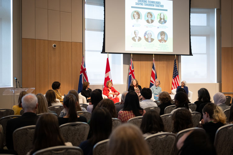Les frontières futures du conseil scientifique : Lorsqu’elles étaient à Ottawa, les conseillères scientifiques en chef ont participé à une table ronde intitulée « Emerging Technologies : Shaping Tomorrow Together » au Musée canadien de la nature.