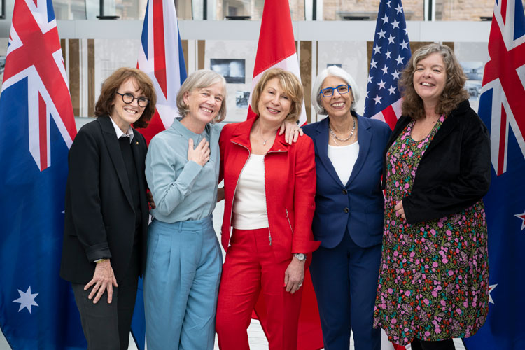 Les conseillères scientifiques se réunissent à Ottawa : De gauche à droite, Cathy Foley, scientifique en chef de l’Australie; Dame Angela McLean, conseillère scientifique en chef du Royaume-Uni; Mona Nemer, conseillère scientifique en chef du Canada; Arati Prabhakar, assistante du président pour la science et la technologie et directrice du bureau de la politique scientifique et technologique de la Maison Blanche; et Dame Juliet Gerrard, conseillère scientifique en chef de la Nouvelle-Zélande.