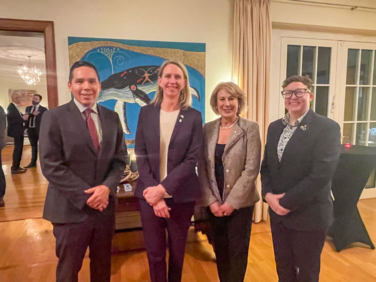 Célébration de l’Arctic Pulse : (de gauche à droite) M. Natan Obed, président, Inuit Tapiriit Kanatami ; Mme Tjorven Bellmann, ambassadrice de l’Allemagne au Canada ; Mme Mona Nemer ; et Mme Jackie Dawson, Initiative Arctic Pulse.