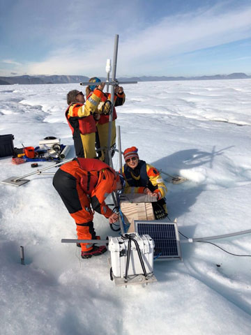 Sécurité de la recherche : Mme Mona Nemer participe au désassemblage de l’équipement scientifique utilisé pour une expérience sur une île de glace dans l’Arctique canadien.