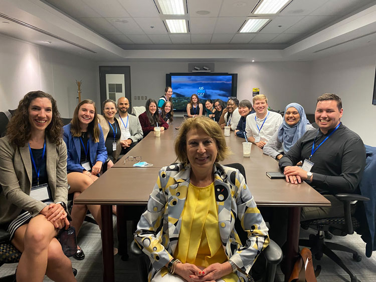 Jeunes en sciences : Mona Nemer rencontre les membres de son premier Conseil jeunesse, l’un des nombreux programmes au Canada qui suscitent la curiosité et stimulent la participation des jeunes scientifiques.