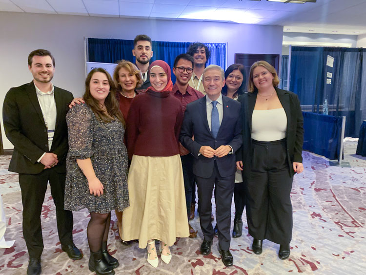 Conseil jeunesse : Les membres du Conseil jeunesse 2023-2025 de la conseillère scientifique en chef (la deuxième cohorte du Conseil jeunesse dans l’histoire du BCSC) posent avec Mona Nemer (troisième à partir de la gauche) et le ministre de l’Innovation, des Science et de l’Industrie François-Philippe Champagne (troisième à partir de la droite). Le Conseil jeunesse a terminé son mandat de deux ans en avril 2025.