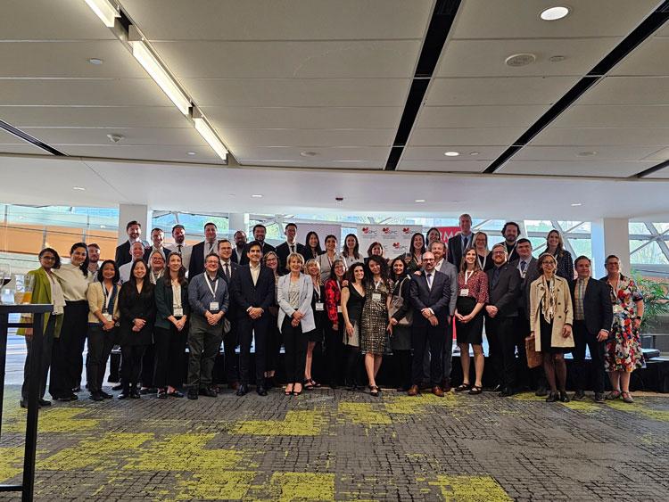 Rencontre des esprits : En 2024, 47 scientifiques et 59 députés et sénateurs ont participé à l’événement La science rencontre le Parlement. Outre les réunions en face à face, le programme de l’événement comprenait huit séances de formation centrées sur des sujets tels que la politique scientifique, la structure gouvernementale et l’élaboration des politiques, la communication scientifique, et l’équité, la diversité et l’inclusion dans le domaine scientifique.