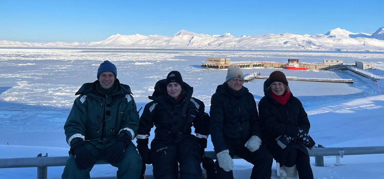Mission scientifique en Norvège : Mme Mona Nemer (à droite) est assise avec M. Dimitri Kusnezov, secrétaire adjoint à la science et à la technologie du Département de la sécurité intérieure des États-Unis ; Mme Camilla Brekke, directrice de l’Institut polaire de la Norvège ; et M. Ivar B. Prestbakmo, secrétaire d’État auprès du ministre norvégien de la recherche et de l’enseignement supérieur.