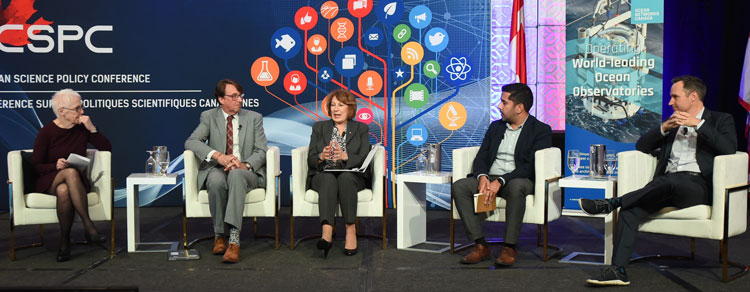 Examen approfondi : Mona Nemer anime une table ronde intitulée « Plongée en profondeur dans les solutions pour le climat océanique » (en anglais seulement) à la conférence de novembre 2024 du CPSC. Les panélistes se sont penchés sur le potentiel des technologies de géoingénierie marine pour atténuer les changements climatiques, y compris la capacité du basalte océanique dans le bassin de Cascadia en Colombie-Britannique à stocker jusqu’à 15 ans d’émissions de carbone mondiales.