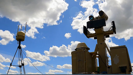 Essai sur le terrain : Des prototypes de technologies anti-drones ont été déployés dans des conditions réalistes et sécurisées, et des experts en défense et en sécurité ont fourni une rétroaction en temps réel.