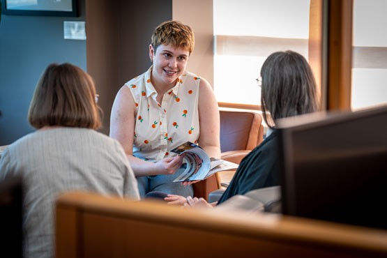 Trois personnes assises discutant