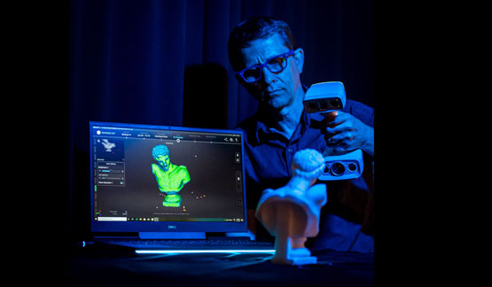 Un homme scanne une statue