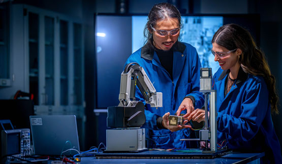 Deux personnes examinant un composant