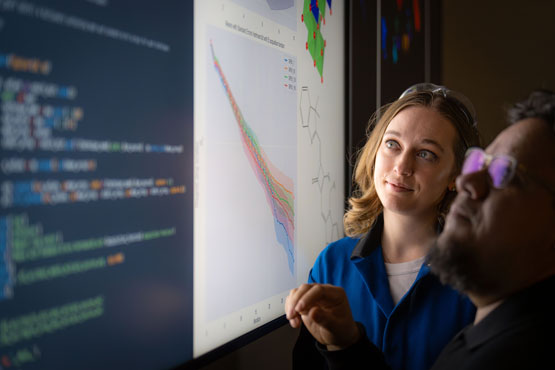 Deux personnes regardant un écran avec du code