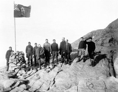 Premier drapeau canadian sur l'île d'Ellesmere