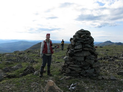 Cairns de pierres et bornes topographiques
