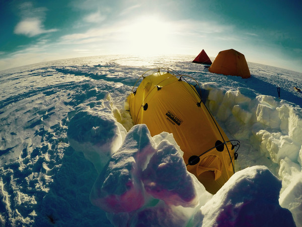 La calotte glaciaire Agassiz sur l'île d'Ellesmere est l'endroit où l'équipe établira son camp pendant la campagne de carottage de la glace dans le Nord. C'est dans ma tente jaune, bien nichée dans la neige, que je camperai à côté de mes deux collègues chercheurs.