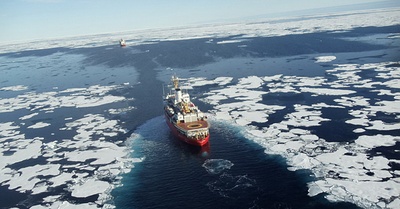 Le garde côte USCGC Healy (au loin) et le NGCC Louis S. St Laurent en formation de levé. Photo par David Mosher